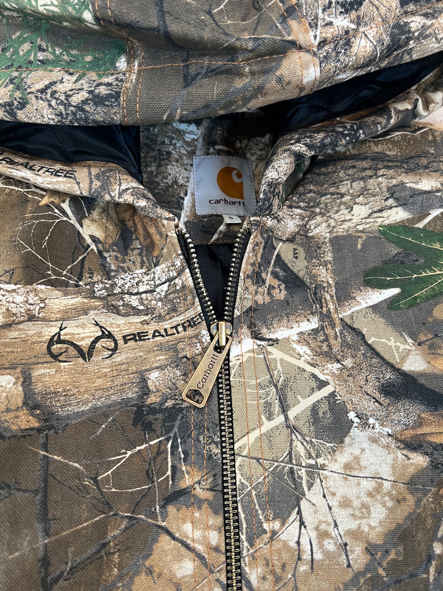 Rework maskáčová bunda Carhartt s černým úpletem (S)