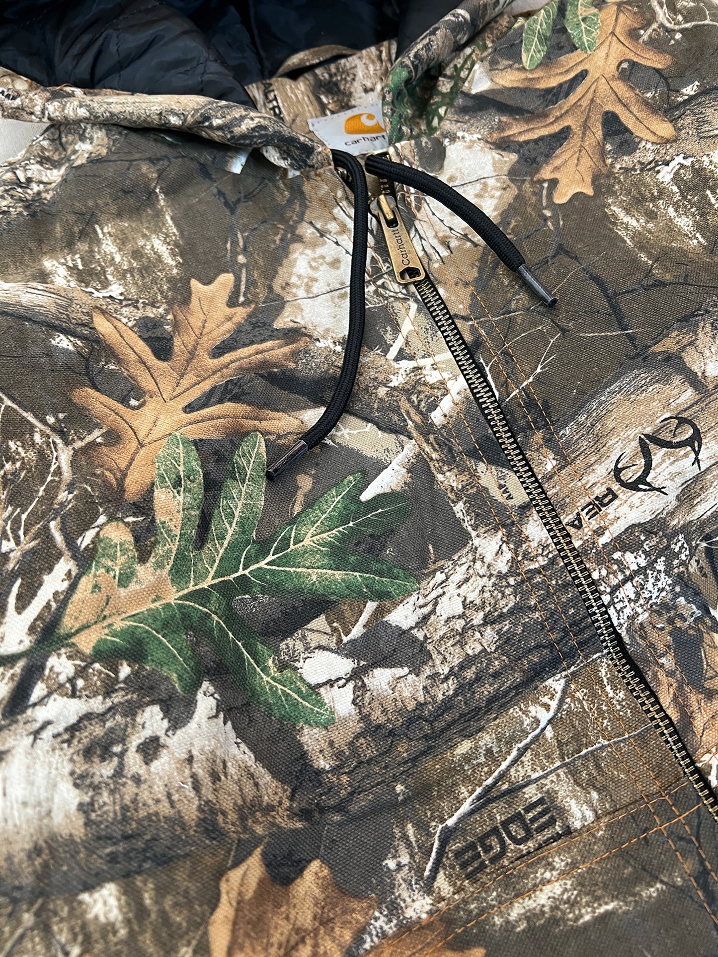 Rework maskáčová bunda Carhartt s černým úpletem (S)